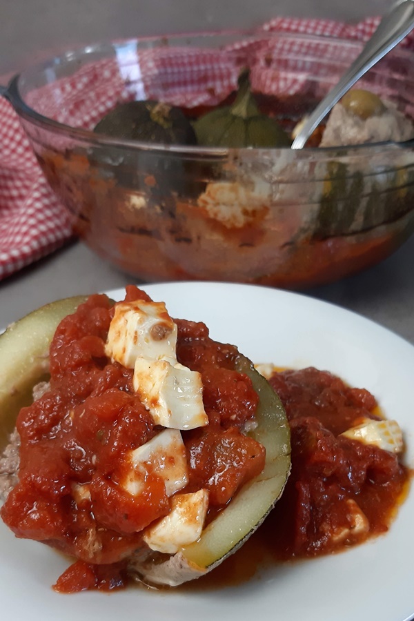 Gefüllte Zucchini mediterran mit Hack, Oliven und Parmesan