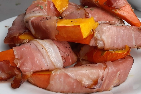 Gebackener Ofenkürbis mit Bacon - der perfekte Keto Snack