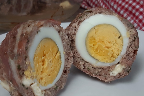 Hack als Keto Klassiker Eier in Rinderhackfleisch und Bacon gewickelt
