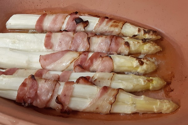 Ofenspargel mit Bacon und Butter - perfekt für Keto