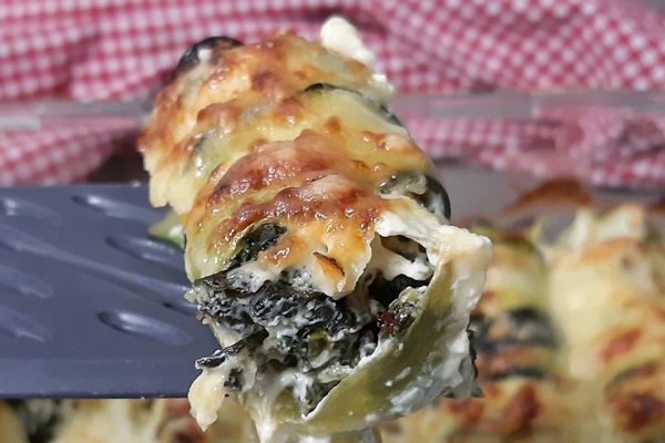 Keto Zucchini Röllchen mit Spinat und Feta