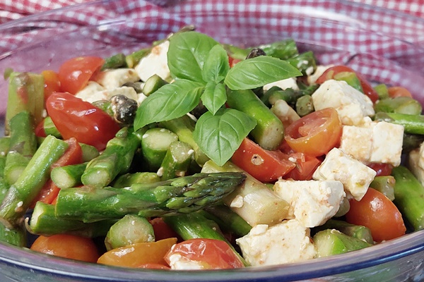 Warmer Spargelsalat Grüner Spargel Salat mit Feta und Tomaten