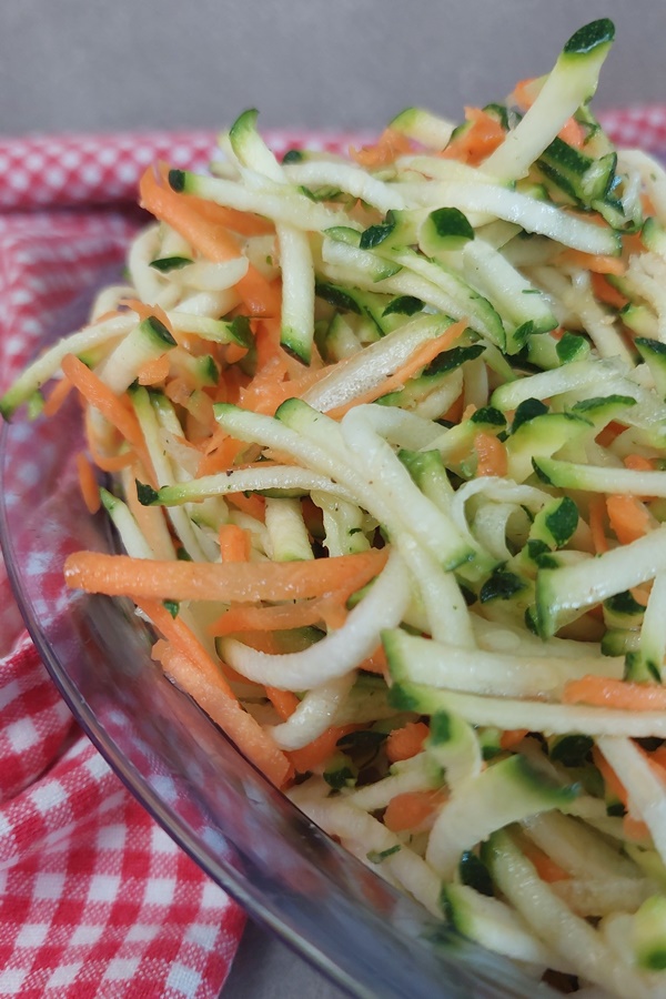 Zucchini-Salat mit Karotte - die 3 zu 1 Regel bei ketogener Ernährung